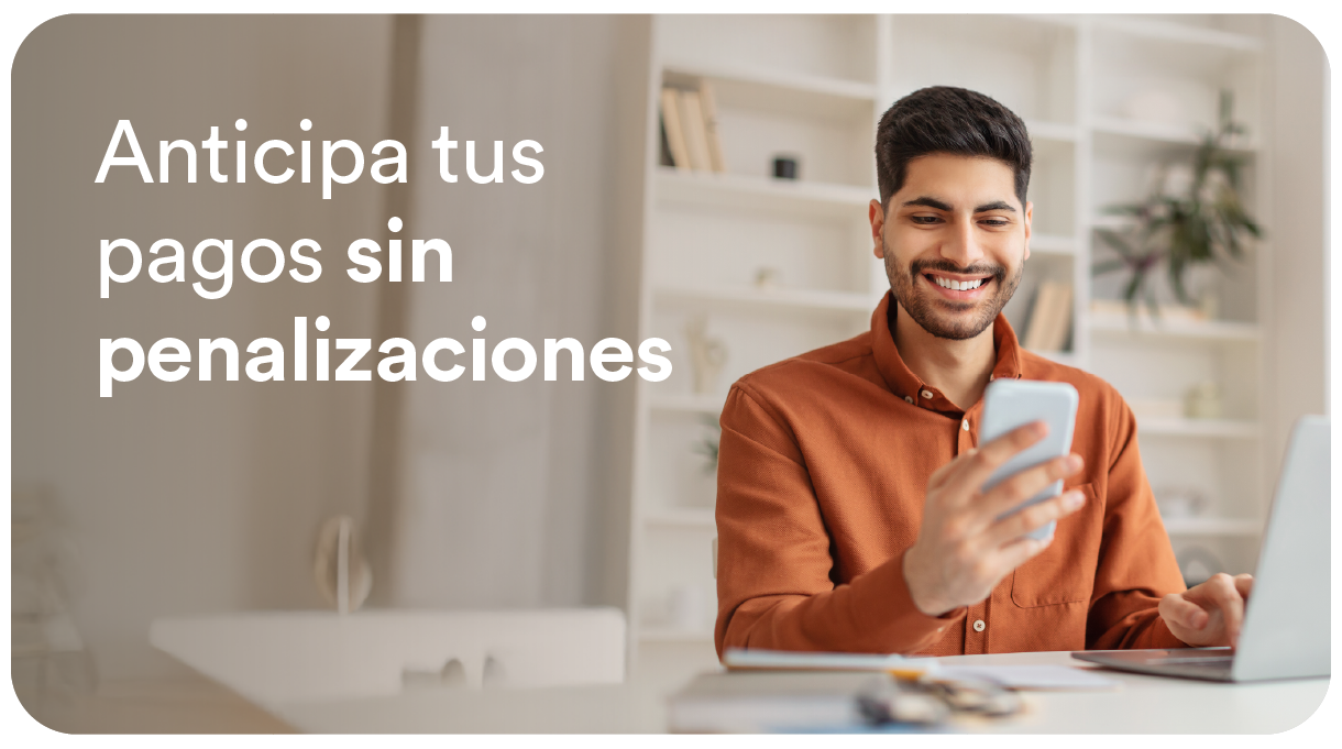 Hombre usando su celular para anticipar pagos de su crédito personal con MultiMoney sin penalizaciones"