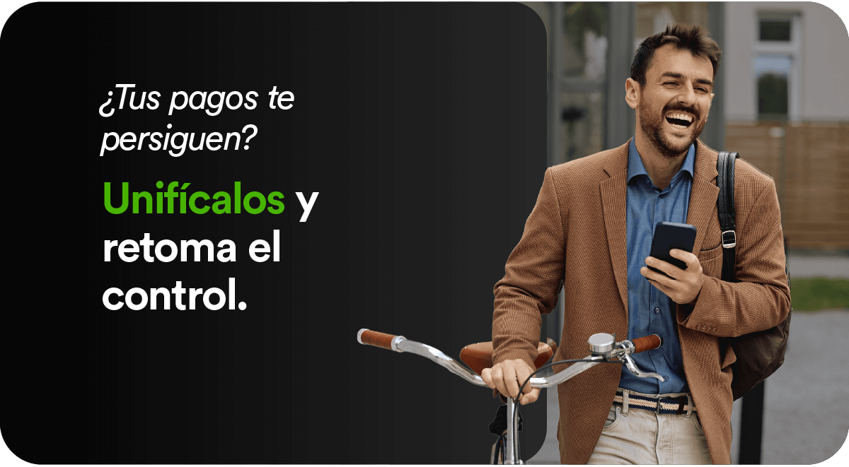 Hombre sonriendo mientras camina con su bicicleta y revisa su celular. A la izquierda, texto promocional que dice: “¿Tus pagos te persiguen? Unifícalos y retoma el control.” Diseño en fondo oscuro con tipografía blanca y verde.