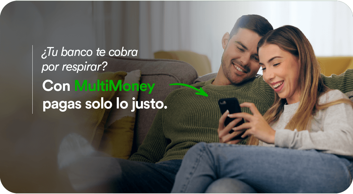 Pareja revisando su celular en casa mientras compara opciones de crédito; mensaje sobre cómo MultiMoney permite pagar solo lo justo frente a bancos tradicionales.