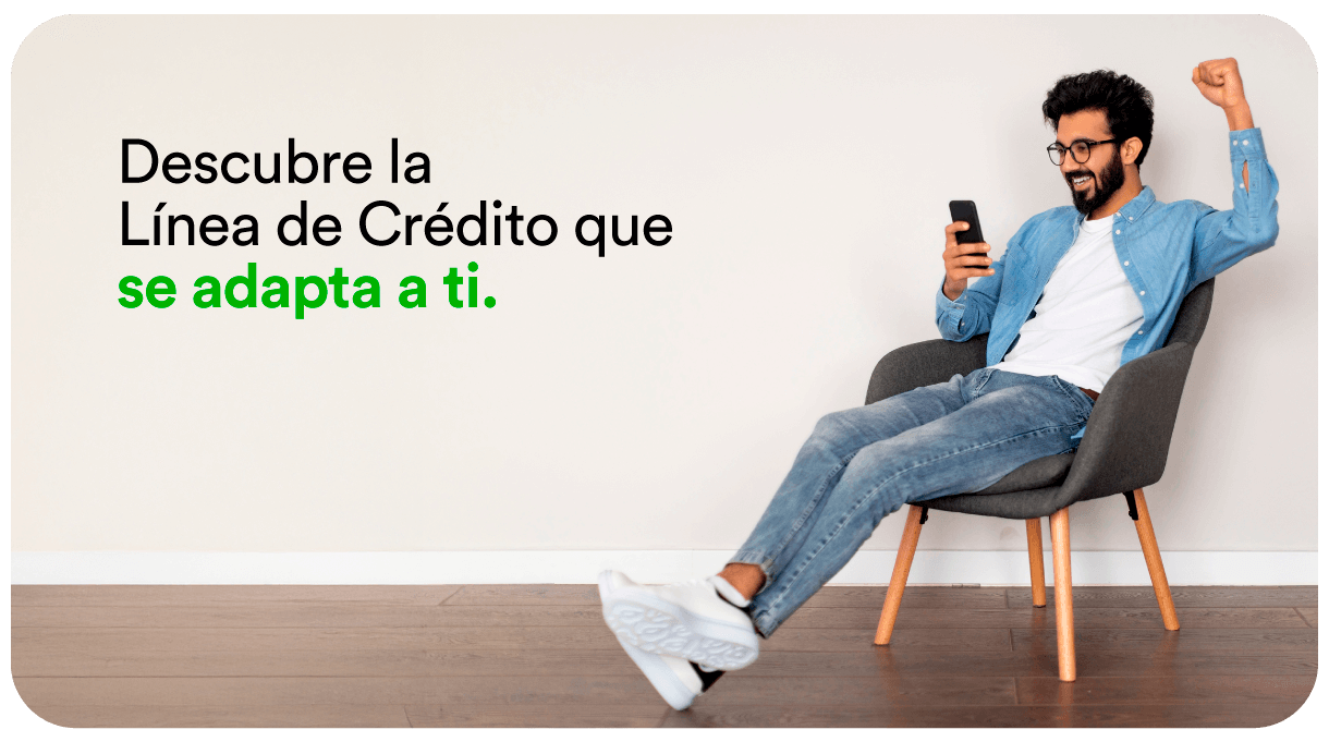 Hombre joven sentado en un sillón, revisando su celular con expresión de entusiasmo, junto al texto “Descubre la línea de crédito que se adapta a ti” en un fondo minimalista.