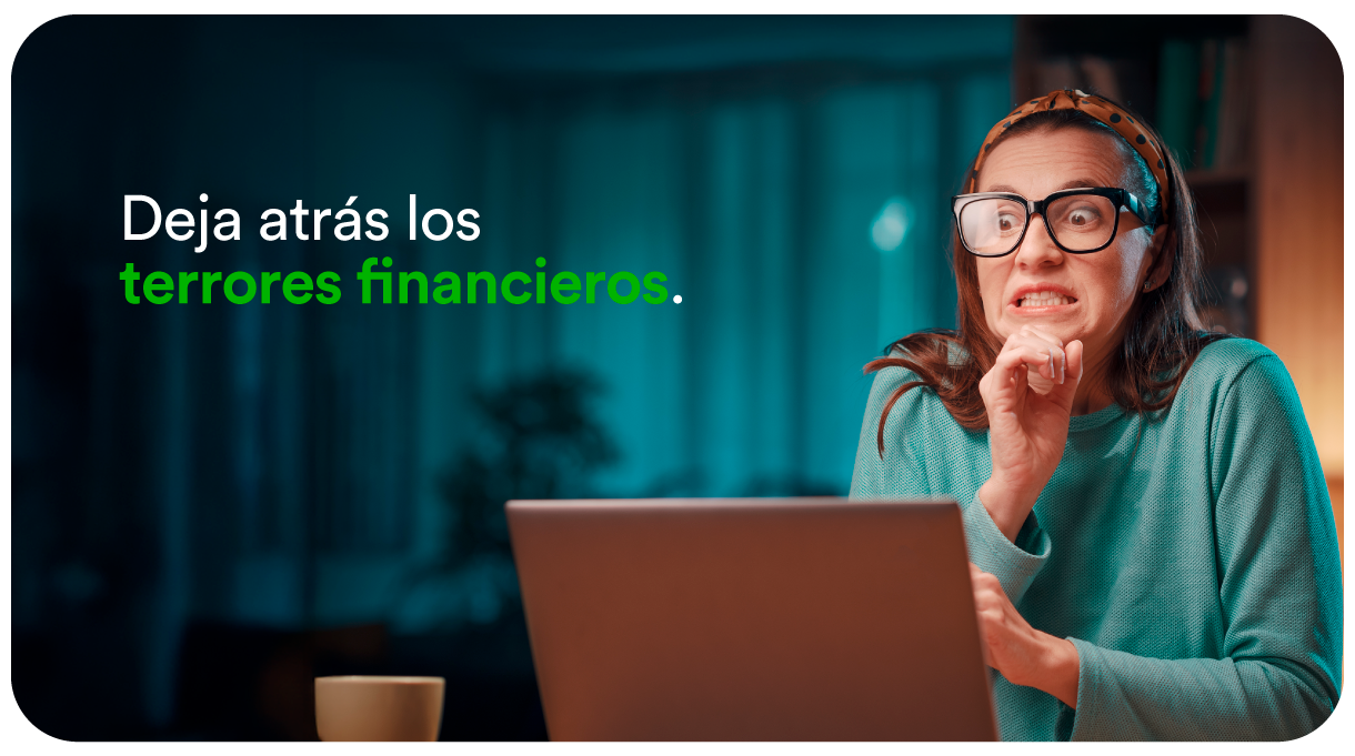 Mujer preocupada frente a una laptop revisando sus finanzas, representando el miedo a los problemas o terrores financieros