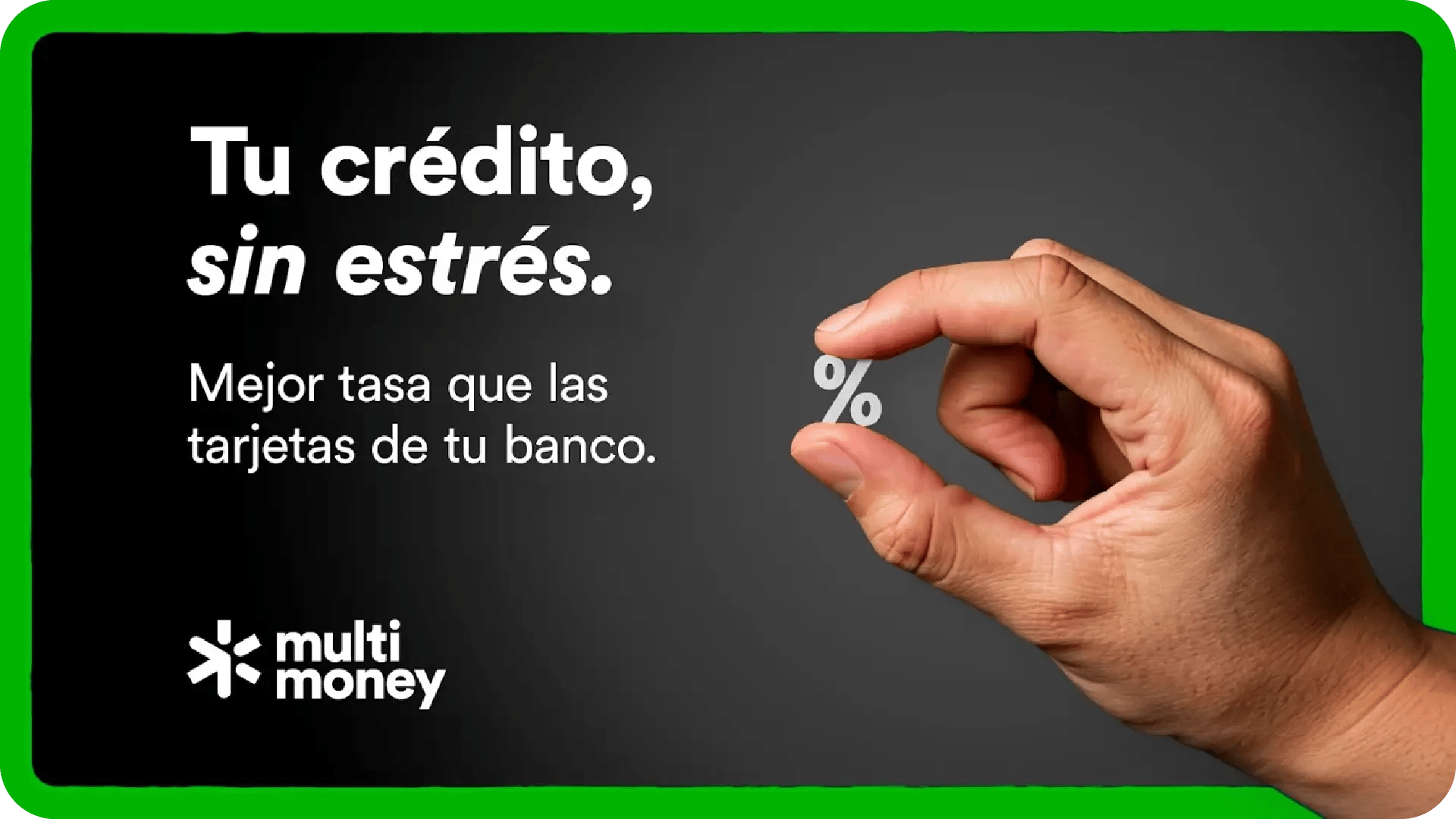 Imagen promocional de MultiMoney con el mensaje “Tu crédito, sin estrés”. Se observa una mano sosteniendo un símbolo de porcentaje, representando tasas más bajas, junto al texto “Mejor tasa que las tarjetas de tu banco” y el logotipo de MultiMoney sobre fondo oscuro con marco verde.