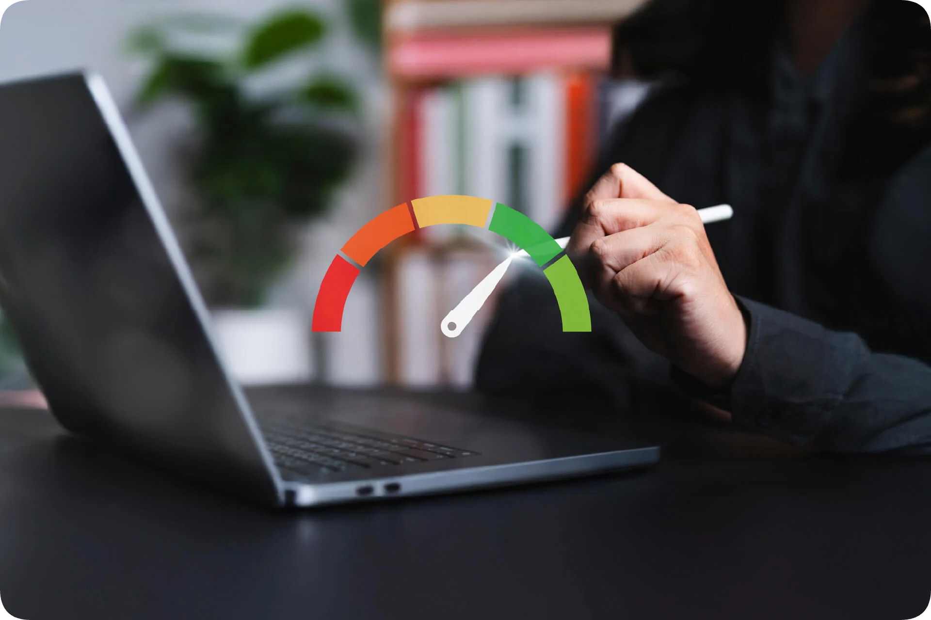 Persona frente a una laptop con medidor de score crediticio apuntando a la zona verde, representando un historial crediticio saludable