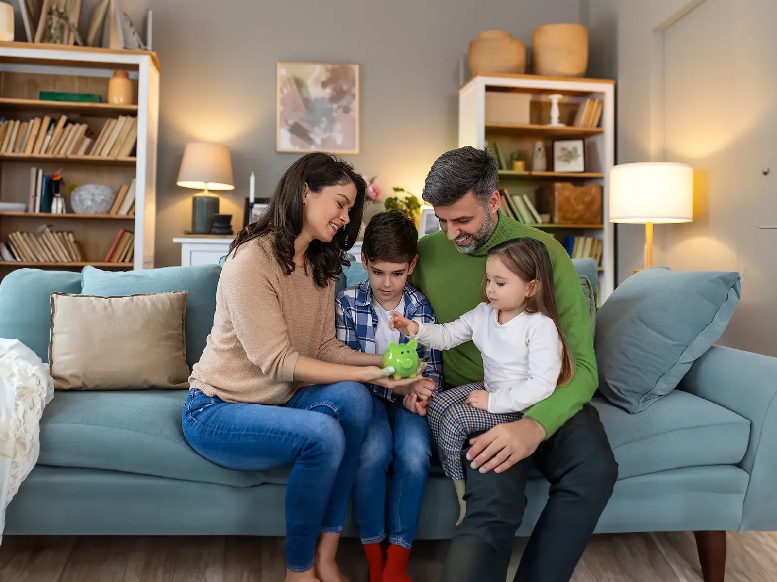 Familia enseñando hábitos de ahorro en casa como parte de una buena salud financiera.