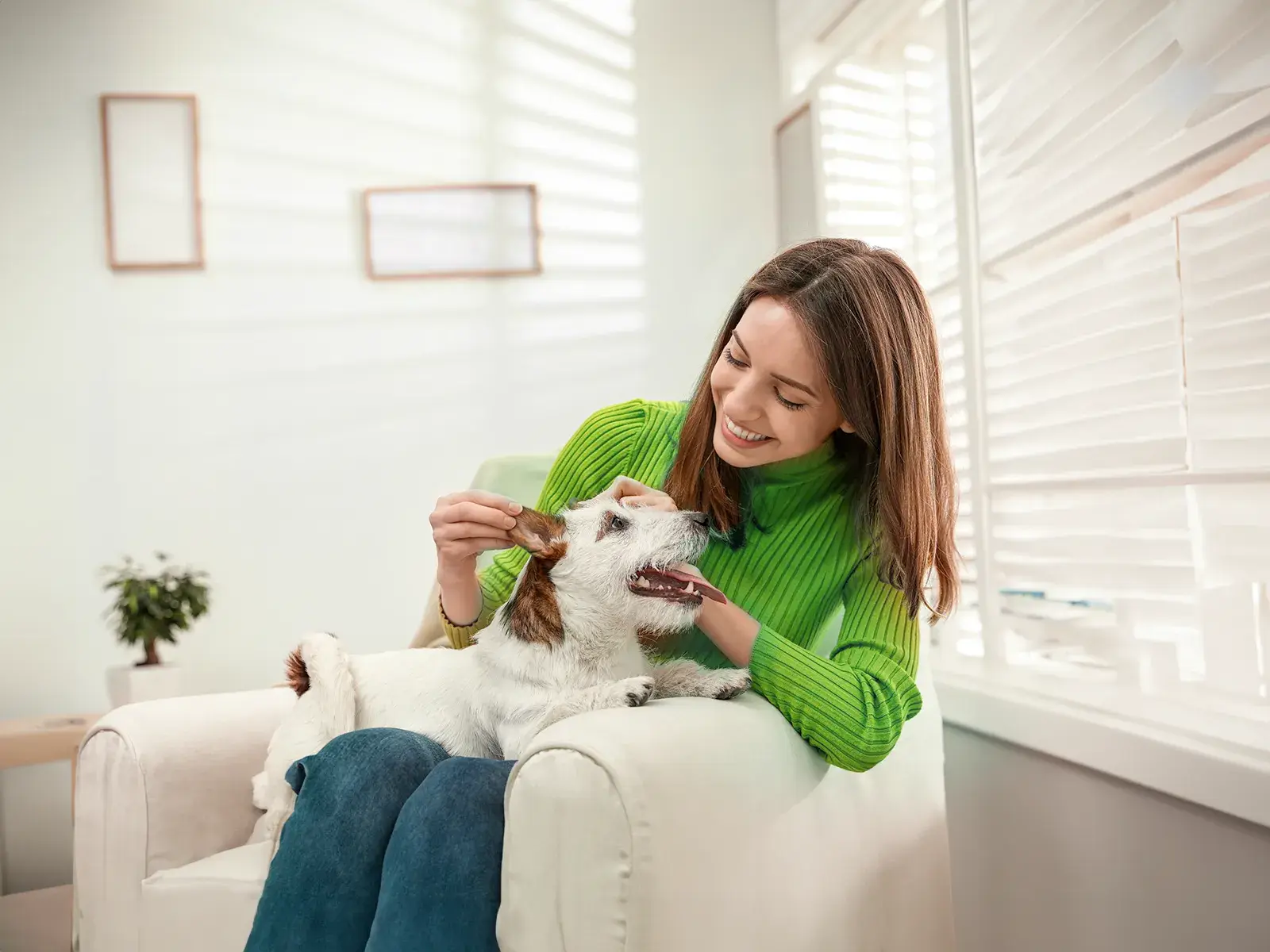 Mujer sonriente con su perrito mientras porque solicitó un crédito MultiMoney