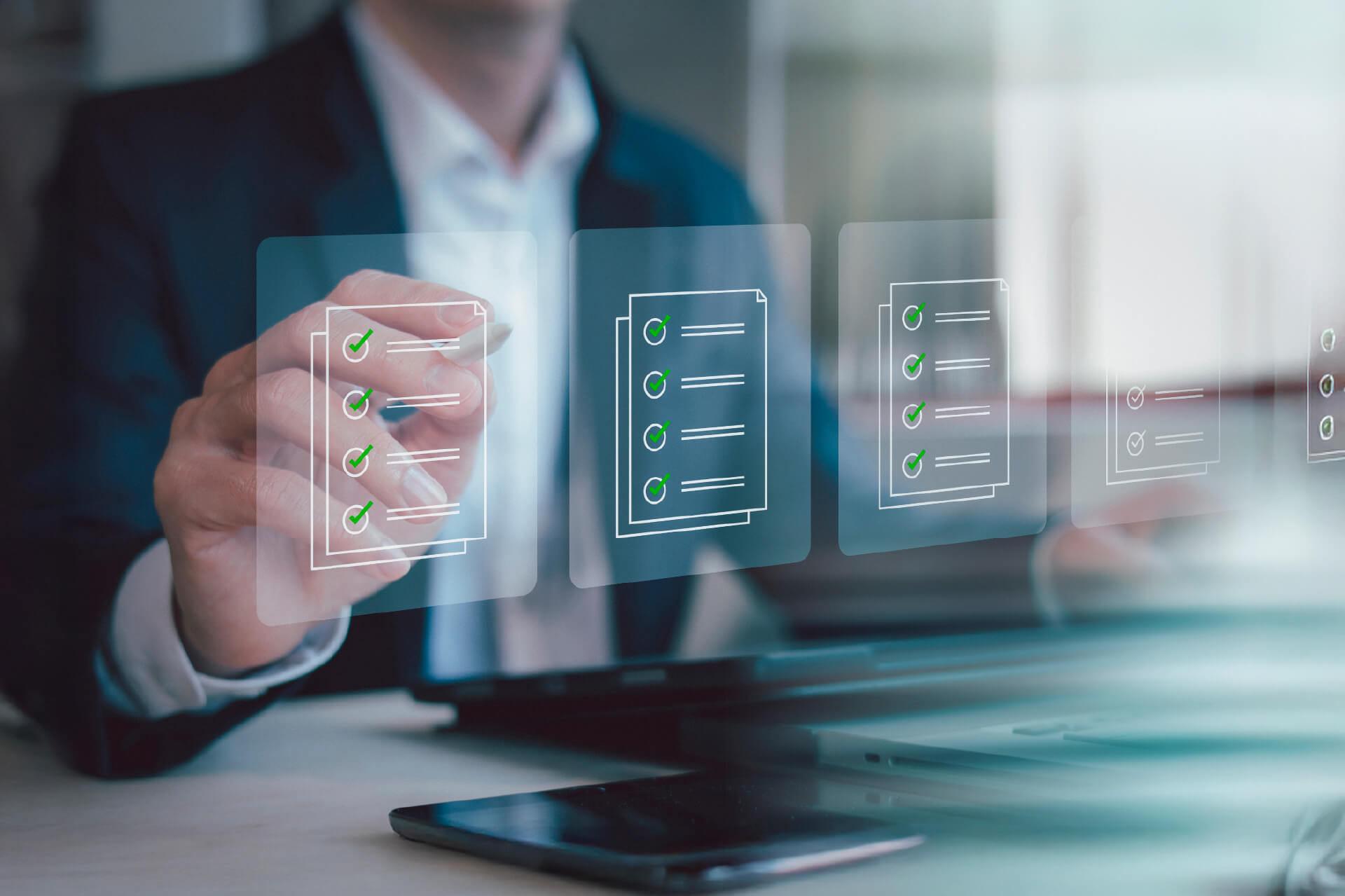 Persona interactuando con interfaz digital transparente que muestra iconos de listas con elementos marcados, simbolizando gestión y verificación de tareas en un entorno tecnológico.
