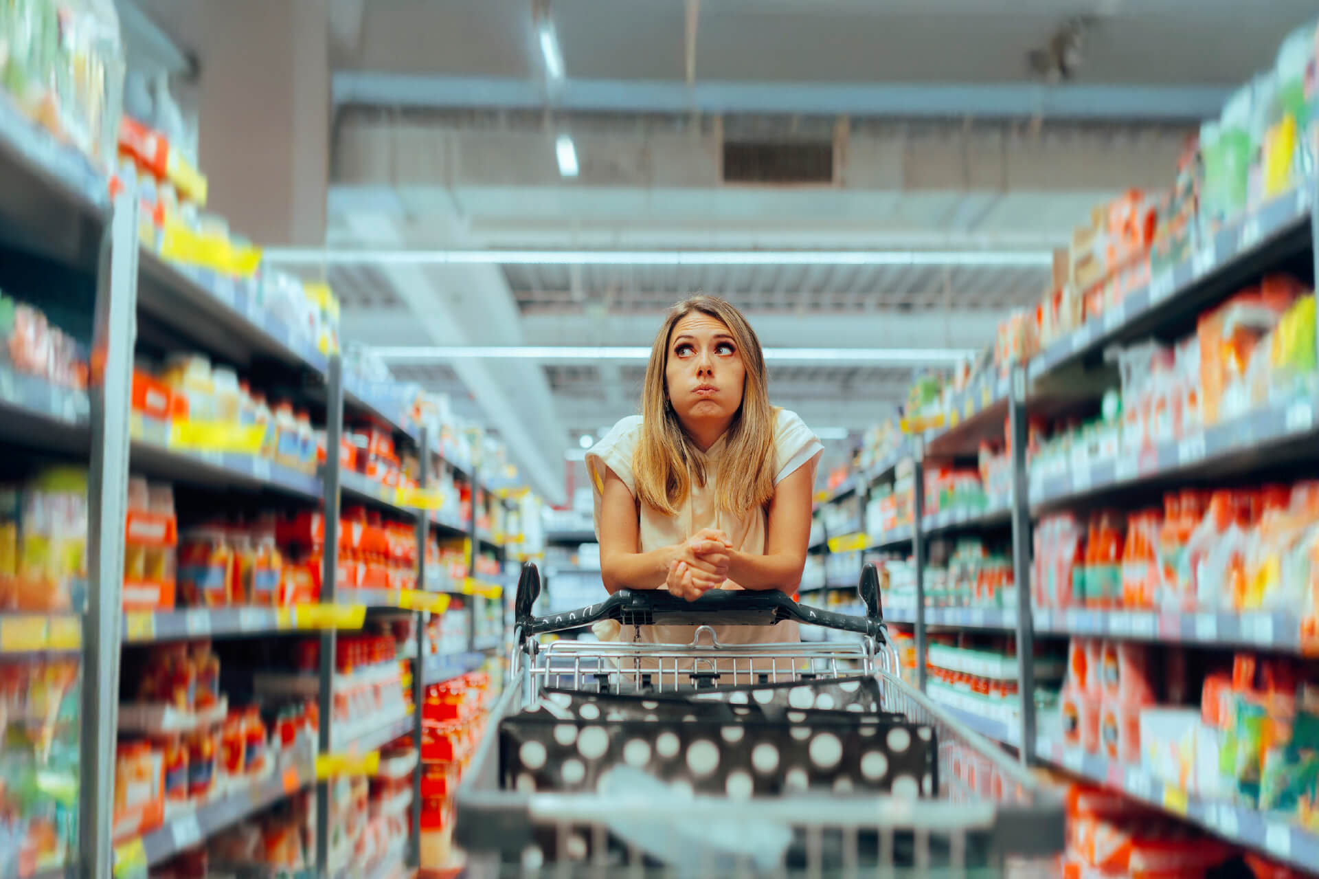 Inflación en México 2025: mujer en supermercado observando precios
